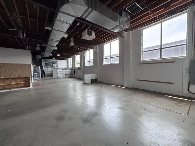 3,000SF Warehouse/Showroom/Industrial Space–Tycos Dr–Loading doc in Commercial & Office Space for Rent in City of Toronto - Image 11