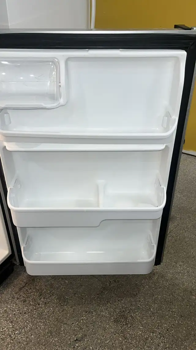 Frigidaire 30” Refrigerator Fully Tested  30-Day Warranty in Refrigerators in Kitchener / Waterloo - Image 6