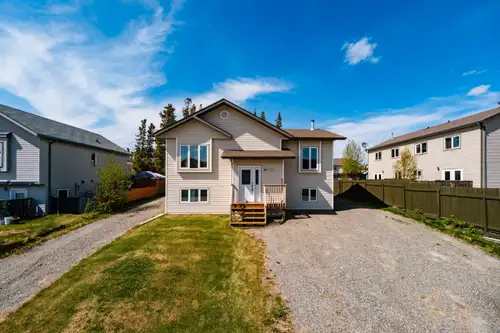 Welcome to 28 Stope Way, a beautiful CanCor built home located in the family-friendly neighbourhood...