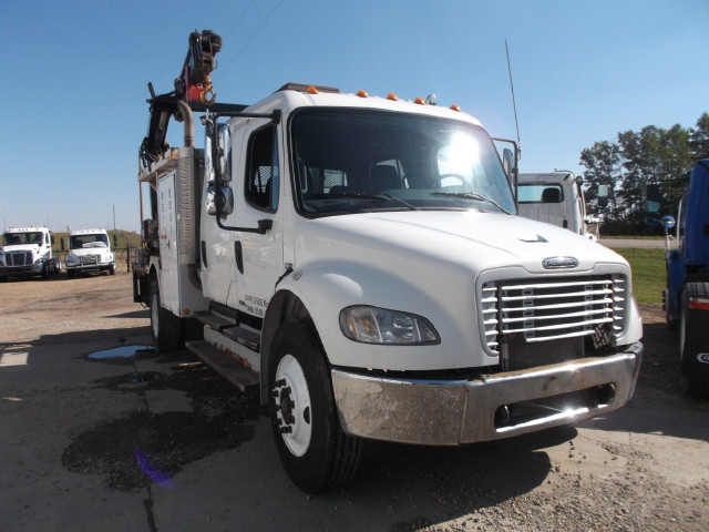 2005 FREIGHTLINER M2 S/A CC SERVICE TRUCK WITH CRANE in Heavy Trucks in Red Deer - Image 2