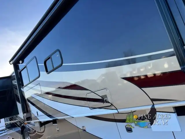 2013 Fleetwood RV Discovery 40X Diesel 057,684 Miles in RVs & Motorhomes in Moncton - Image 10