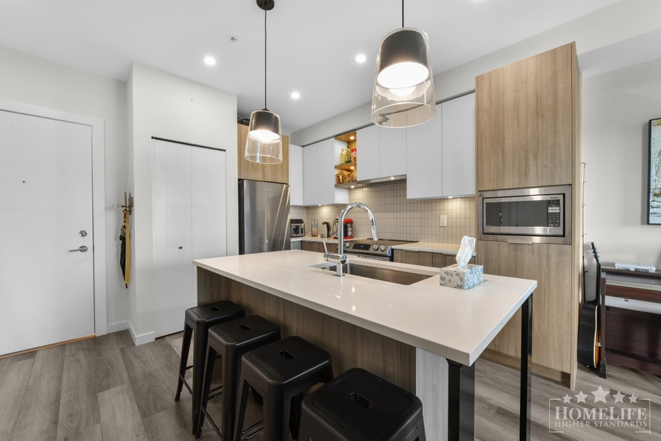 Bright & Modern 1 Bed 1 Bath Condo with Treetop Views 4