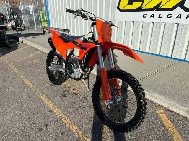 2025 KTM XC 250 F in Dirt Bikes & Motocross in Calgary - Image 3