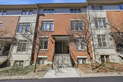 Ottawa, Viscount Alexander Park. This 2-bedroom, 1 full bathroom Terrace House - Upper is for rent!...