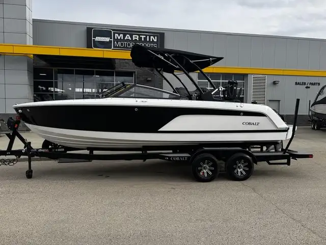 2025 Cobalt Boats CS23 Surf in Powerboats & Motorboats in Saskatoon - Image 2