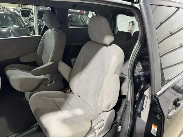 2015 Toyota Sienna LE in Cars & Trucks in City of Montréal - Image 21
