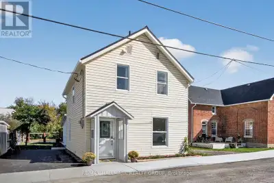 Renovated and restored in 2025 single home on Coleman Island in Almonte. Very bright new kitchen wit...