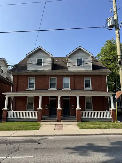 400 Brock, unit 3, Kingston, Ontario Located just minutes from the ARC and Queen’s University, this...