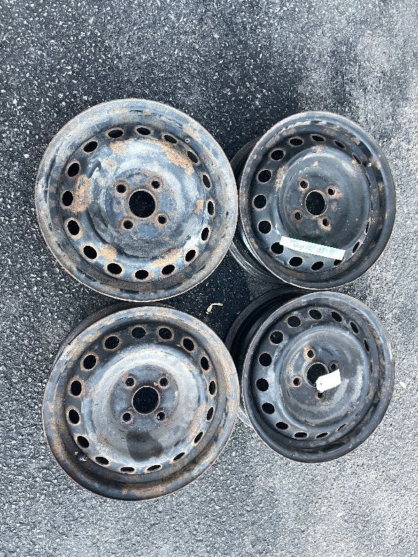 A VENDRE 4 ROUES D’ACIER 14 POUCE,,, C’ÉTAIT SUR UNE TOYOTA ECHO