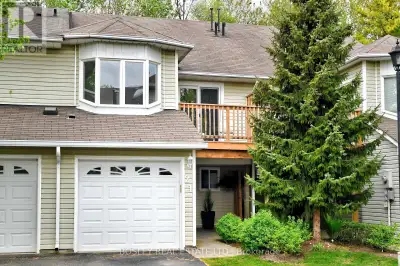 Surrounded by mature trees and wildlife only minutes away to downtown Collingwood, Blue Mountain Res...
