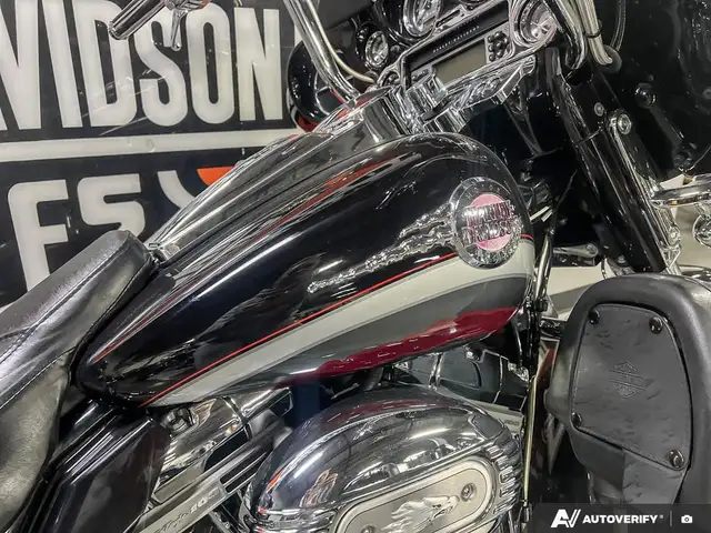 2006 Harley-Davidson FLHTCUSE CVO ULTRA CLASSIC in Sport Touring in Calgary - Image 10