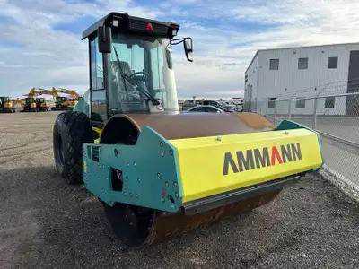 Powerful, reliable, and ready to work. This Ammann ARS 110 HX vibratory smooth drum roller delivers...