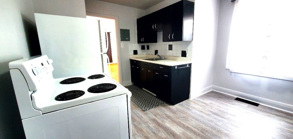 STUNNING 2 Bedroom - Downtown Kitchener - Walk to LRT 2