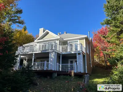 Maison de villégiature au Lac Trois-Saumons Niché dans un domaine boisé de 82000 pi2, parfait pour l...
