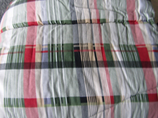 Vintage look – Cannon Reversible Db Bed Comforter w. 2 Shams in Bedding in Dartmouth - Image 4