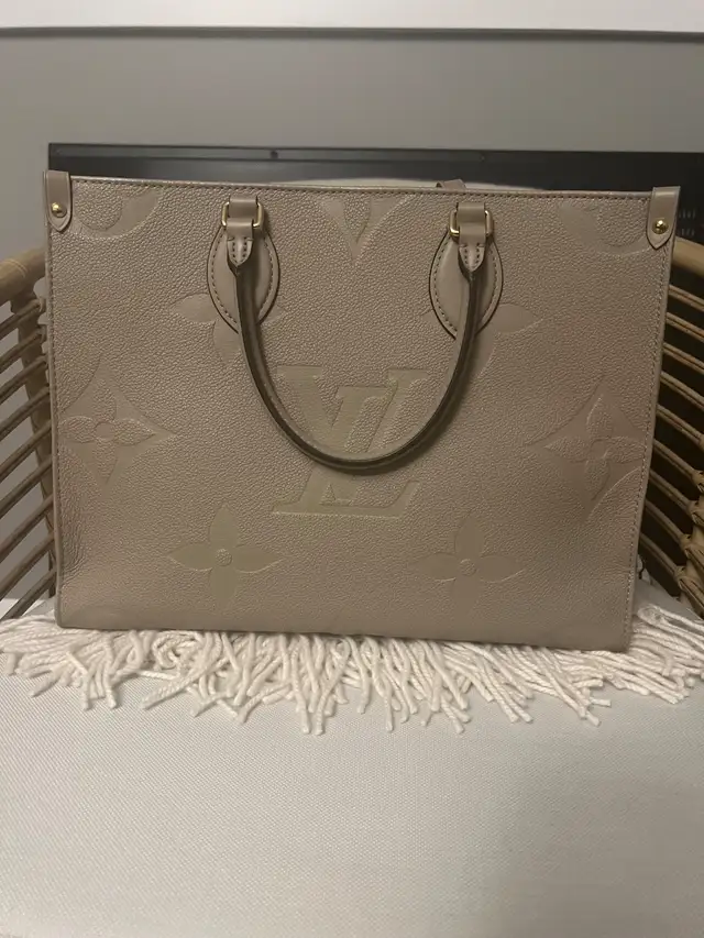 Louis Vuitton On The Go Medium-Turtledove in Bags & Luggage in Peterborough - Image 8