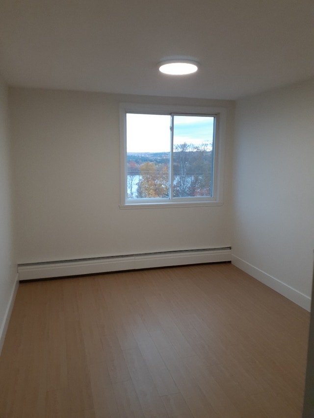 STUDY IN PEACE! BACHELOR APT AVAILABLE! HEAT & HOT WATER INC! Long