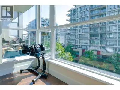 Welcome to this refreshed 1-bedroom + den condo in the heart of Lower Lonsdale, where floor-to-ceili...