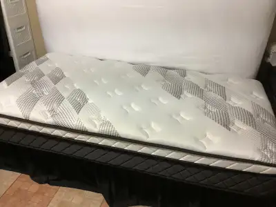 Matelas simple TRÈS neuf., View more