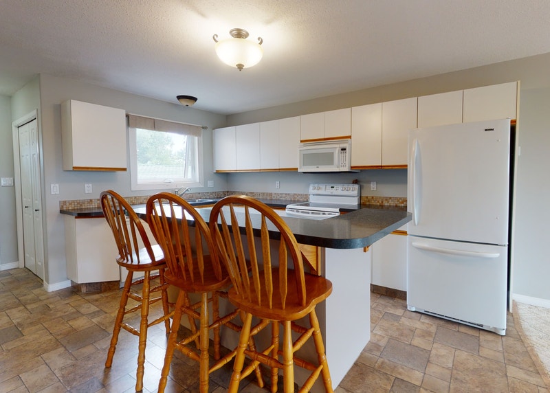 6761 2 bed suite overlooking Muskoseepi park 1350 Now! Long Term