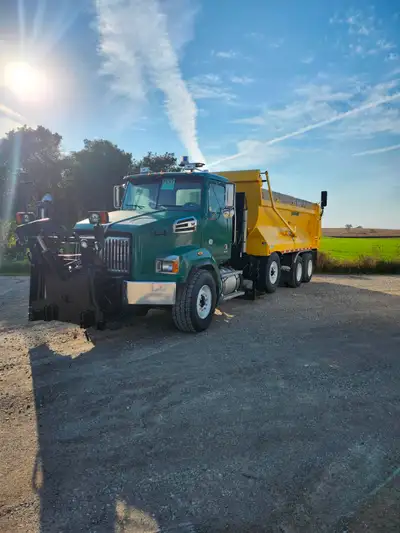 2014 WESTERN STAR 4700 SPIF COMPLIANT TRIAXLE DUMP TRUCK WITH VIKING SNOWPLOW, WING AND SANDER. 14.8...