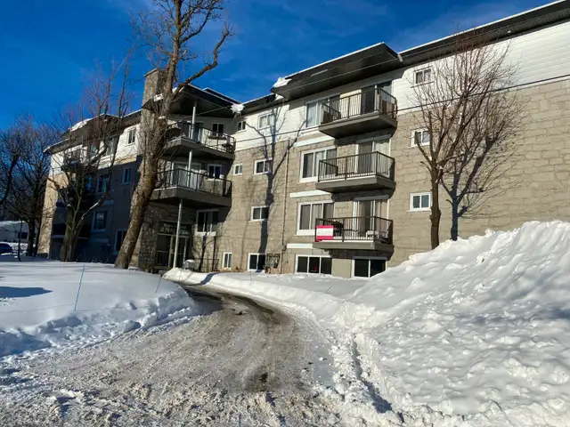 2 1/2 à Ste-Foy Piscine intérieure pour JUILLET