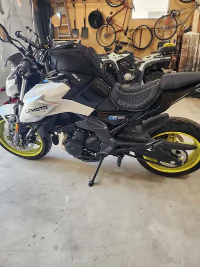 Still has years of warranty. Comes with Shad side cases. windscreen, rear rack, engine crash guards,...