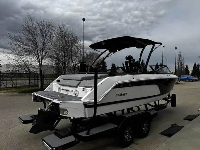 2025 Cobalt Boats CS23 Surf in Powerboats & Motorboats in Saskatoon - Image 14