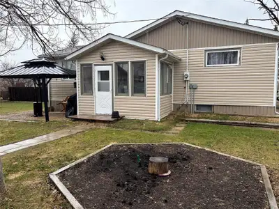 R19//Fisher Branch/Showings start May 16th. This exceptional bungalow has an amazing location right...