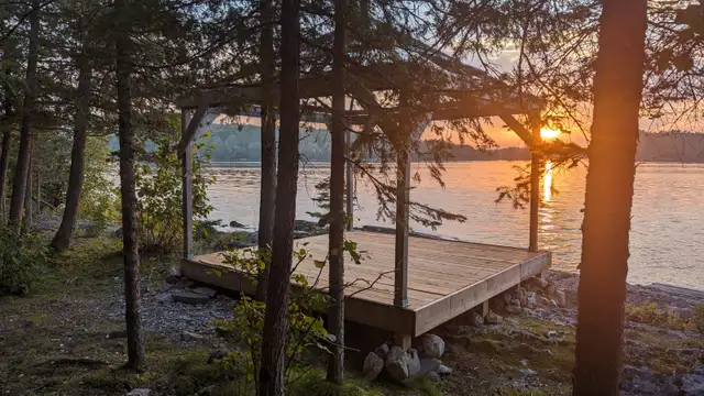 LAKEFRONT COTTAGE FOR RENTRODDICK LAKE - Discounted rates in Quebec in Canada - Image 10