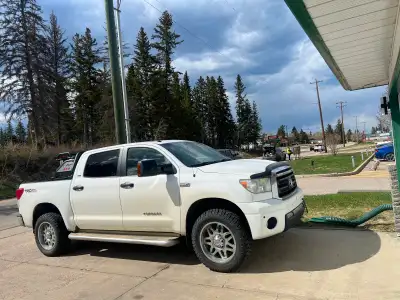 2010 Toyota Tundra CrewMax with 195,000 km. Equipped with new four-season tires and very well mainta...