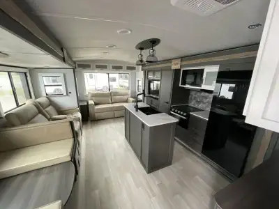 We are looking for good pre owned Rv's to buy or consign!! Keystone Bullet Crossfire travel trailer...