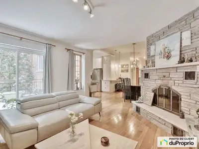 Immense et magnifique condo sur 2 étages, présentement aménagé en duplex. 2 chambres, sdb, cuisine,...