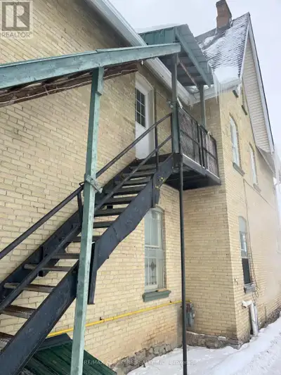 3 bedroom apartment in downtown core of Lindsay. Located in a beautiful yellow brick Century Home. H...