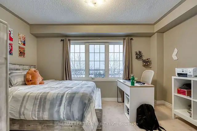 Stunning corner-unit freehold townhouse in Houses for Sale in Oshawa / Durham Region - Image 8
