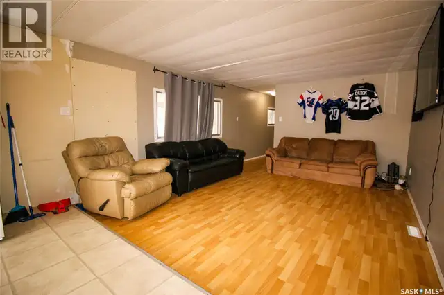 513-515 2nd AVENUE S Simmie, Saskatchewan in Houses for Sale in Swift Current - Image 7