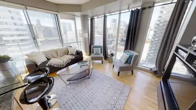 Feel at home in this dramatic 1-bedroom plus den corner suite, featuring wall-to-wall, floor-to-ceil...