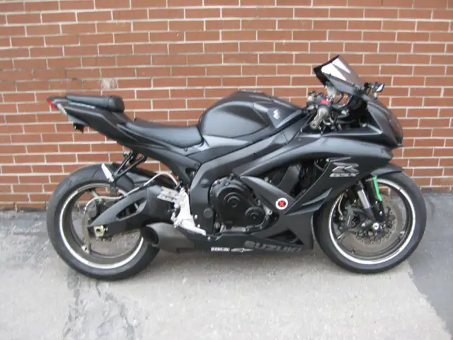 2009 SUZUKI GSXR 750 in Street, Cruisers & Choppers in City of Toronto - Image 2