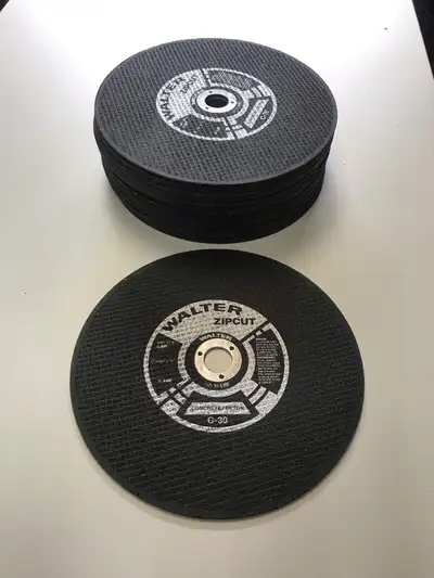 Meule à béton de marque Walter (Zipcut). 9" de diamètre. 3/32" d’épaisseur. Dimension du trou: 7/8"....