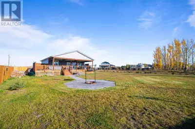 This beautiful 4-season cabin in Pelican Point combines rustic charm with modern comfort and is a pe...