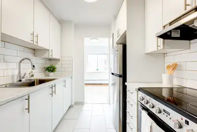 - 6 floors, all in concrete, well soundproofed - Walking distance to Montpellier REM station - Inter...