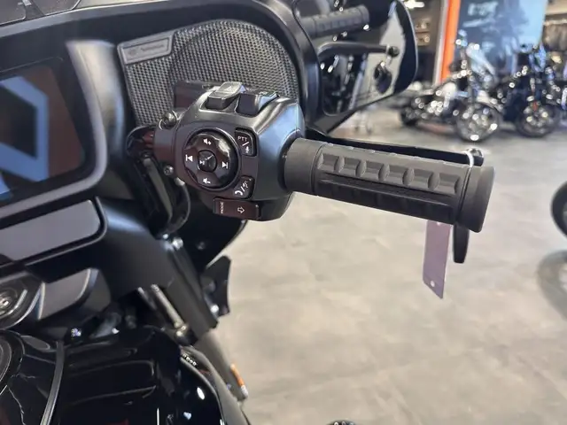 2025 Harley-Davidson Street Glide in Street, Cruisers & Choppers in Grande Prairie - Image 9