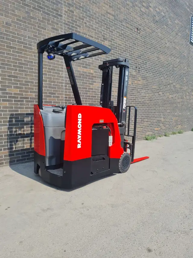 2017 RAYMOND DOCK STOCKER STAND UP FORKLIFT 3500LBS CAP 3 STAGE  in Heavy Equipment in Mississauga / Peel Region - Image 4