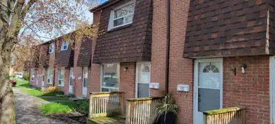 TOWNHOUSE FOR RENT IN MISSISSAUGA! THREE BEDROOM TOWNHOUSE STARTING AT $2,795/month* The Credit Wood...