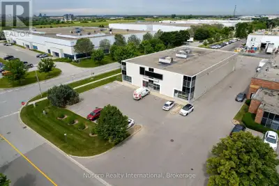 Gross Lease Price includes TMI, gas, water, and hydro. Private entrance to a bright 1,923 SF second-...