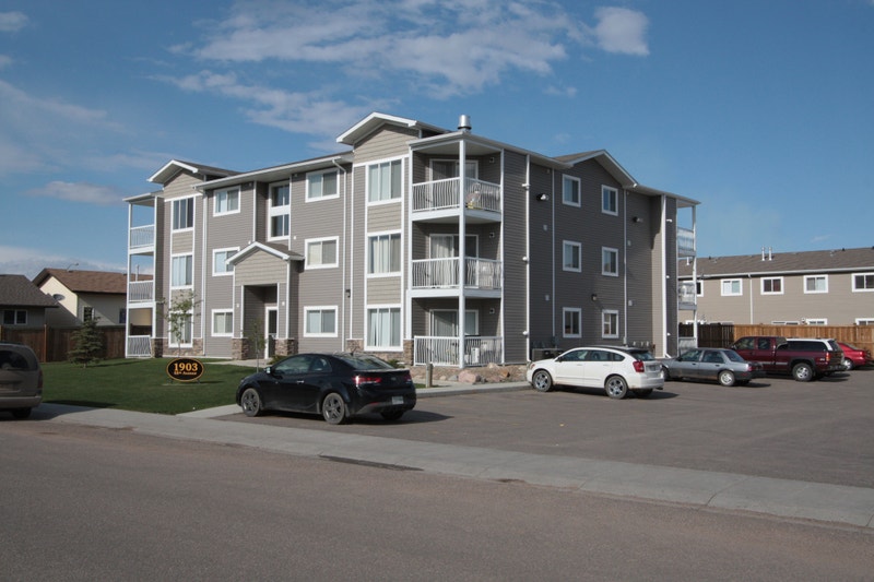 Top Floor 2 Bed Condo, with A/C, SK Side Long Term Rentals
