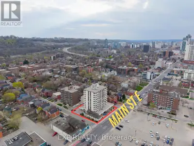 Welcome to Hunters Green Condominiums, ideally located in the vibrant Stinson neighbourhood. This br...
