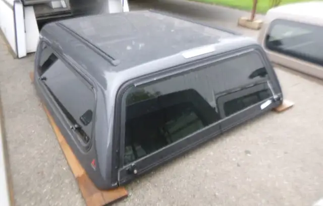 2005 - 2015 Toyota Tacoma 5'2 Grey Leer100R Truck Cap in Other Parts & Accessories in Kitchener / Waterloo - Image 2