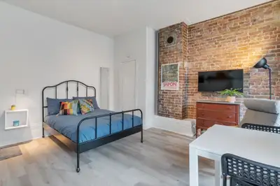 Superbe studio, tout-inclus, WIFI, rue Parvis, Libre