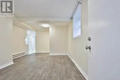 Three Bedroom Apartment. Sunny And Bright, With Large Windows, With Fridge And Stove, Large Living R...